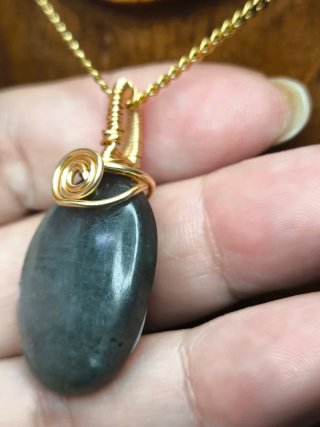 Pendente de Labradorite com Fio Dourado