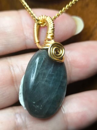 Pendente de Labradorite com Fio Dourado