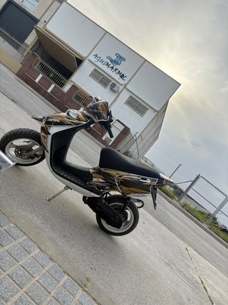 Beta Ark Scooter Negro y Dorado