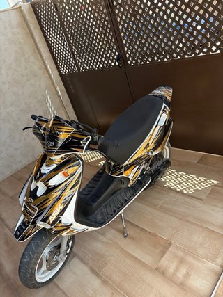 Beta Ark Scooter Negro y Dorado