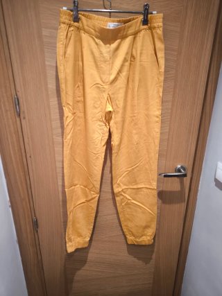 Pantalones amarillos tirando a mostaza