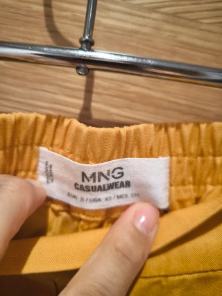 Pantalones amarillos tirando a mostaza