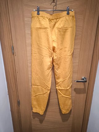 Pantalones amarillos tirando a mostaza