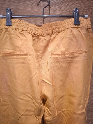 Pantalones amarillos tirando a mostaza