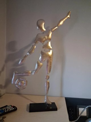 Escultura futbolista metal 60cm moderna