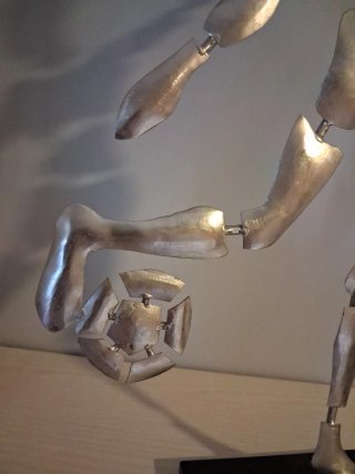 Escultura futbolista metal 60cm moderna