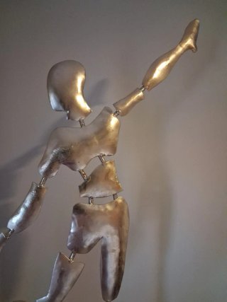 Escultura futbolista metal 60cm moderna