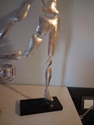 Escultura futbolista metal 60cm moderna