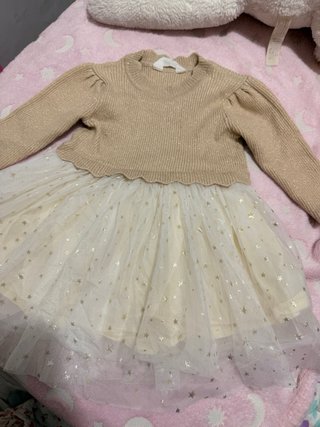 Vestido beige y dorado con estrellas