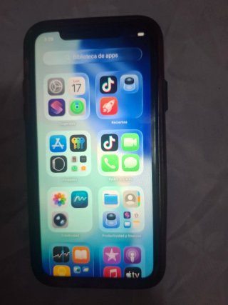 iPhone 11 con cargador