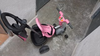 Triciclo infantil rosa con manillar