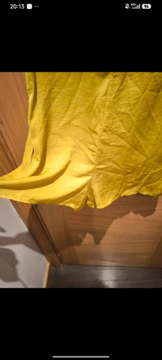 Mono satén amarillo oscuro