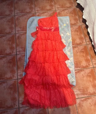 Vestido coral de fiesta con volantes