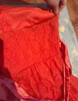 Vestido coral de fiesta con volantes