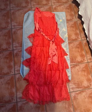 Vestido coral de fiesta con volantes