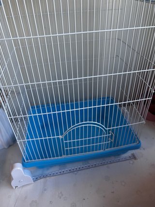 Jaula para pájaros azul y blanca