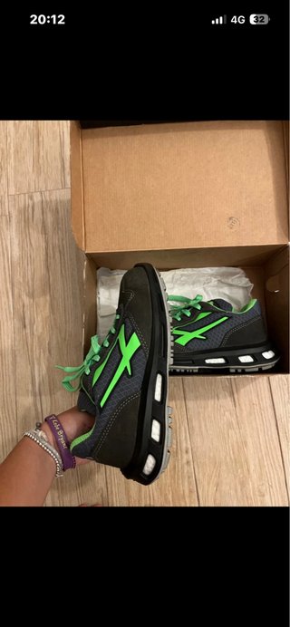 Scarpe antinfortunistiche U-Power nero e verde.