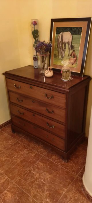 Cómoda de madera estilo clásico