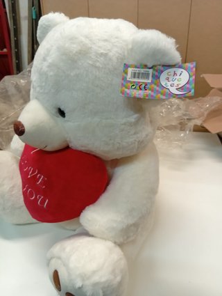 Oso de peluche blanco con corazón