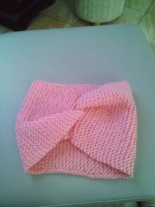 Fascia per capelli rosa lavorata a maglia