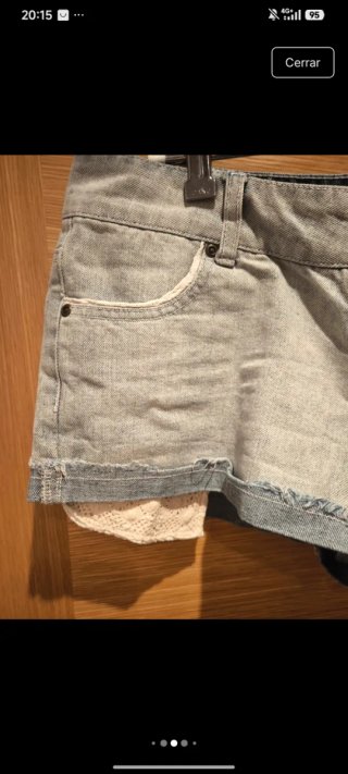 Pantalón corto vaquero con detalle en bolsillo