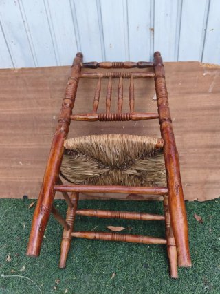 Silla antigua bajita de madera y enea