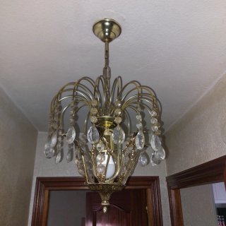 Lámparas clásicas de metal y cristal.