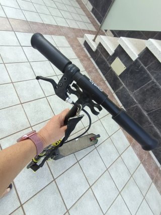 Patinete Oxelo con suspensión y freno en mano