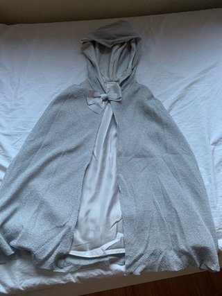Capa con capucha y lazo gris
