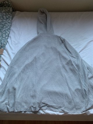 Capa con capucha y lazo gris