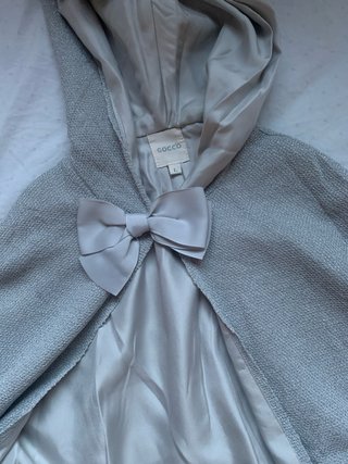 Capa con capucha y lazo gris