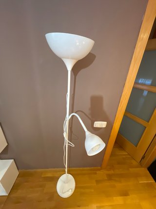 Lámpara de pie blanca con luz de lectura