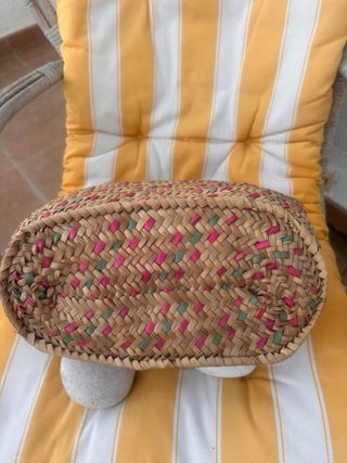 Cesto de mimbre natural con detalles