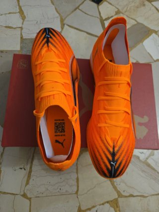 Scarpe da calcio Puma arancioni e nere (nuove)