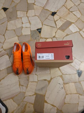 Scarpe da calcio Puma arancioni e nere (nuove)