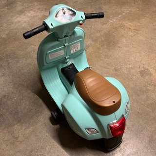 Vespa eléctrica verde