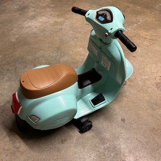 Vespa eléctrica verde