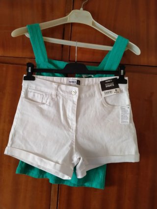Conjunto Top Verde y Shorts Blancos Sin Estrenar
