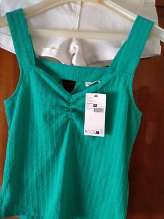 Conjunto Top Verde y Shorts Blancos Sin Estrenar