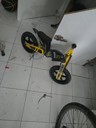 Bici de equilibrio amarilla y negra