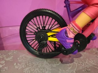 Nancy ciclista con bicicleta
