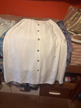 Falda blanca con botones