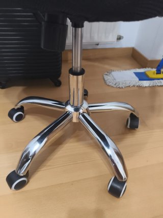 Silla de oficina ergonómica negra