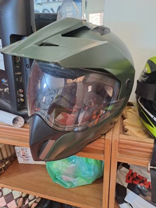 Casco de moto todoterreno verde