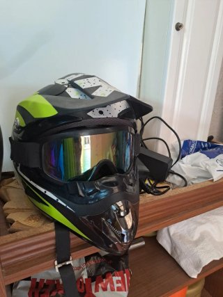 Casco de moto con gafas