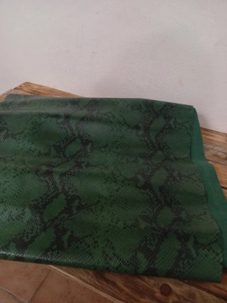 Piel de vacuno verde efecto serpiente