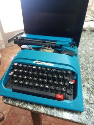 Máquina de escribir Olivetti Lettera 12