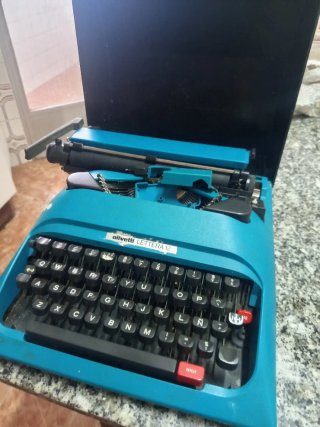 Máquina de escribir Olivetti Lettera 12