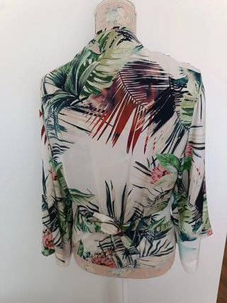 Blusa cruzada estampado tropical