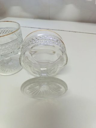 2 copas de vidrio antiguas con borde dorado